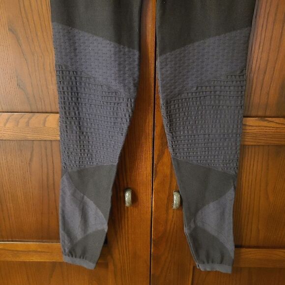 SPANX Look at Me Now Seamless Moto Legging in Very Black Size Medium - Picture 6 of 7